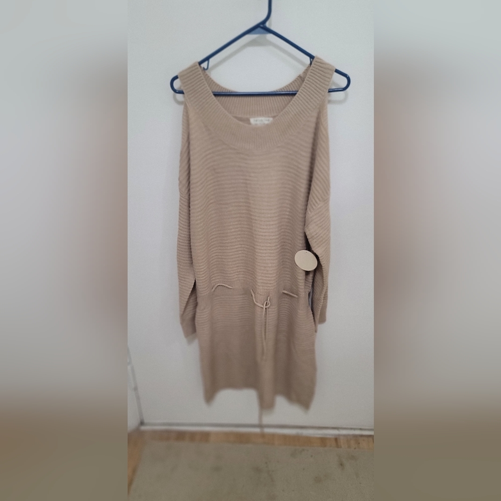 Knit dress with cut ✂️ out shoulders